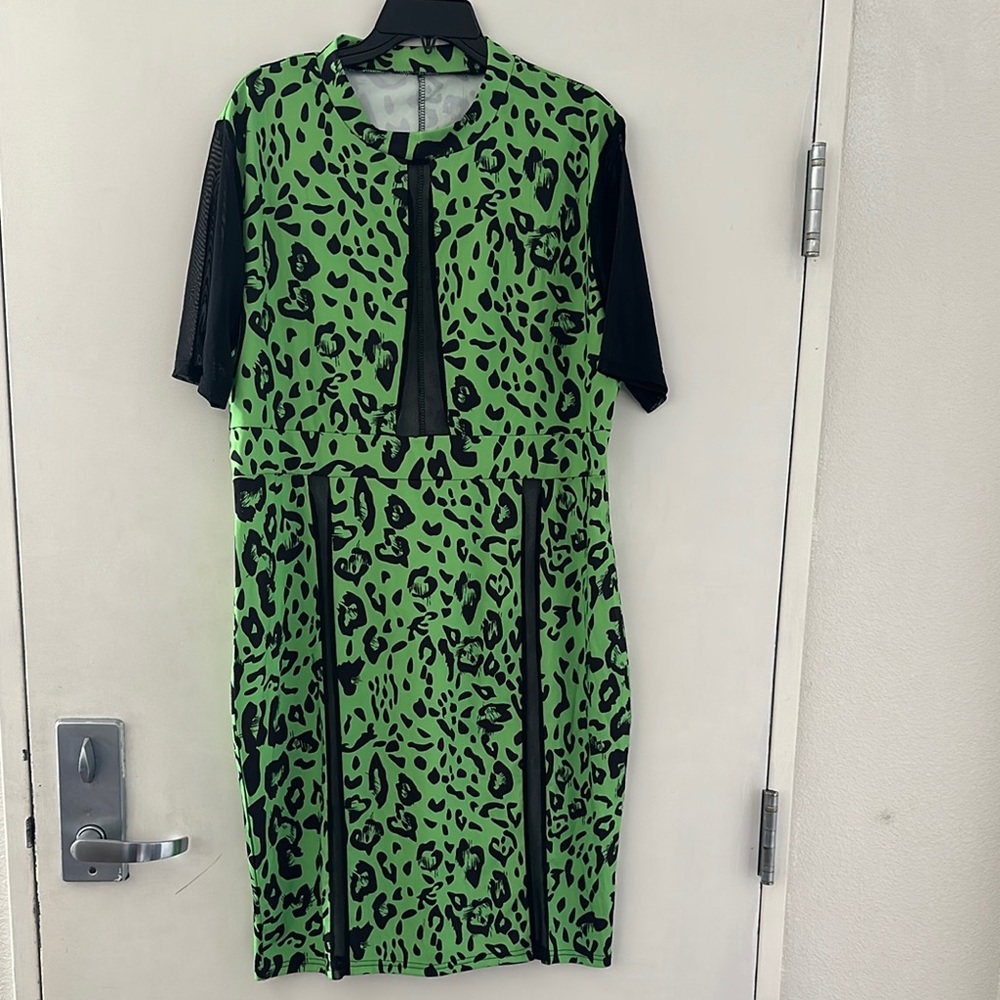 Green and Black Sheath Midi Dress with Crew Neck